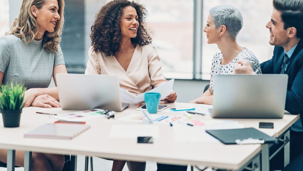 Equipe em treinamento em escritório de contabilidade moderno 